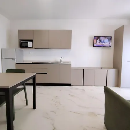 Modernly Equipped With Balcony In 公寓 比比翁