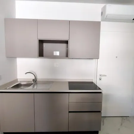 Modernly Equipped With Balcony In * 比比翁