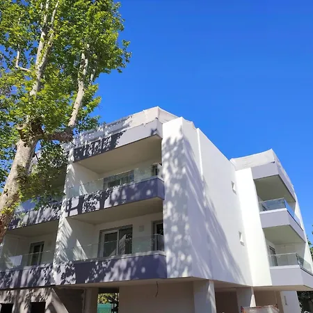 公寓 Modernly Equipped With Balcony In